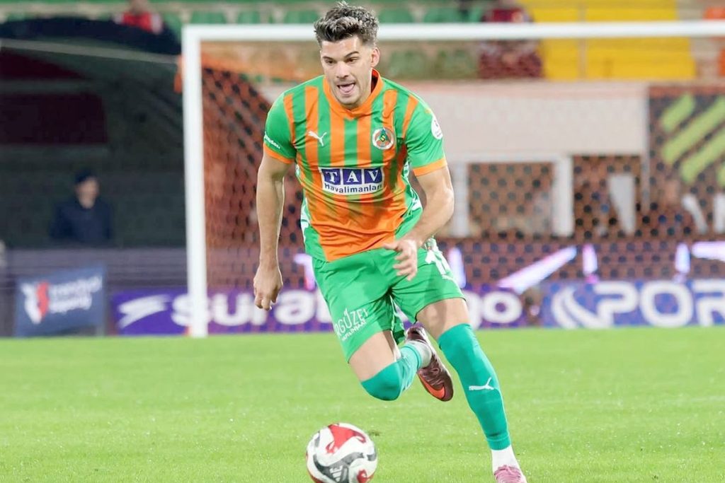 Alanyaspor și Genclerbirligi, în confruntare directă în Super Lig, duel disputat fără transmisie TV Alanyaspor primeste astăzi, 9 martie, de la ora 19:00, vizita celor de la Genclerbirligi, într-un meci crucial pentru poziționarea în clasament în Super Lig