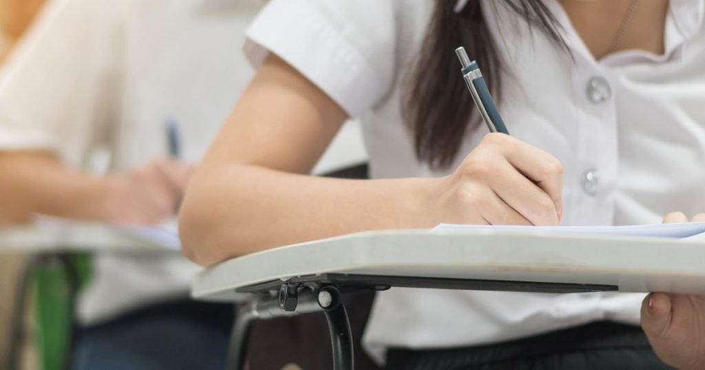 Elevii de clasele a XII-a și a XIII-a au susținut marți, 24 martie, proba de matematică în cadrul simulării examenului de Bacalaureat 2026