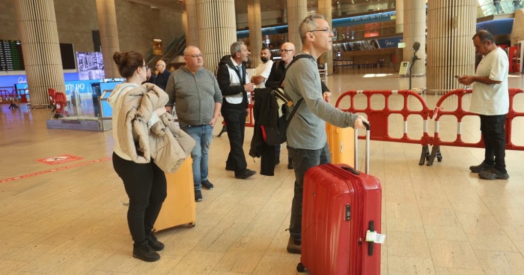 Aeroportul Ben Gurion din Tel Aviv a fost parțial redeschis pentru zboruri externe, moment în care primii pasageri au început să părăsească Israelul după o perioadă de izolare totală