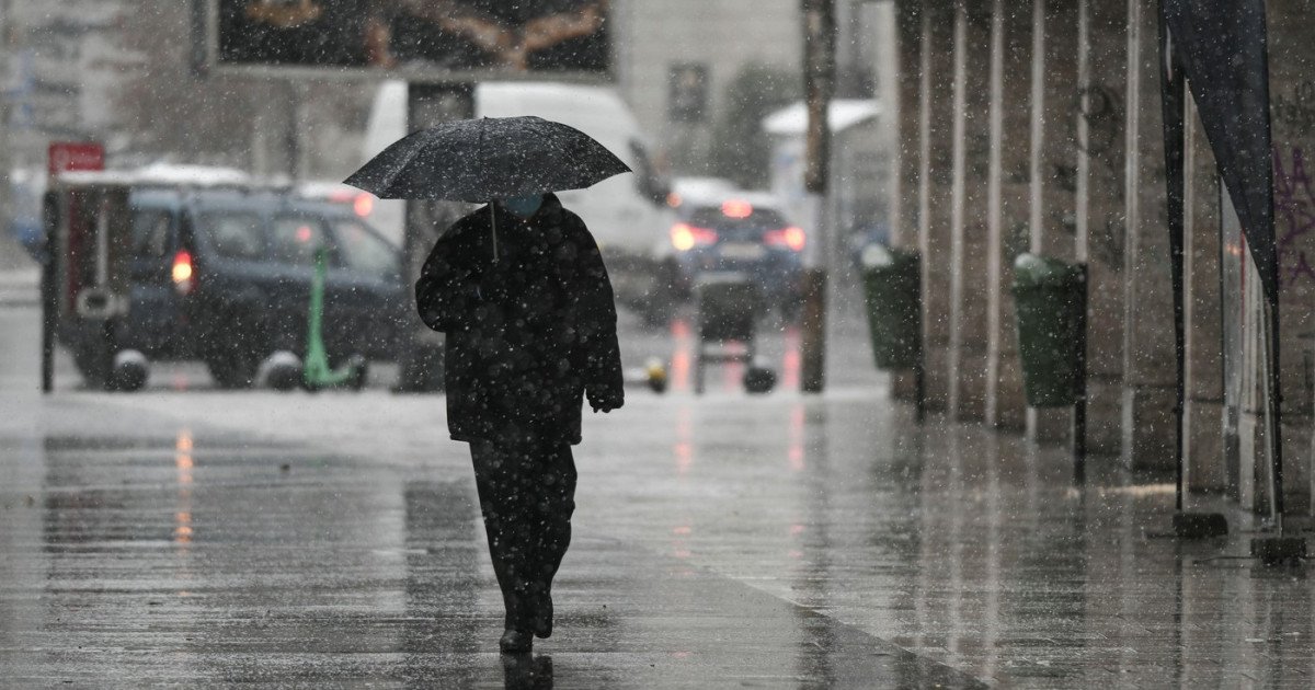 România traversează o perioadă de instabilitate atmosferică accentuată, caracterizată prin vânt puternic, ploi abundente și ninsori la munte, începând de joi, 26 martie