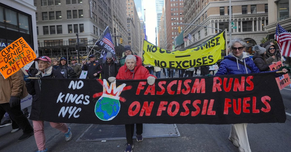 Cel puțin opt milioane de persoane au ieșit sâmbătă în stradă în peste 3.300 de localități din toate cele 50 de state ale Statelor Unite pentru a protesta împotriva administrației Donald Trump, într-un eveniment numit marșurile „Fără Regi”