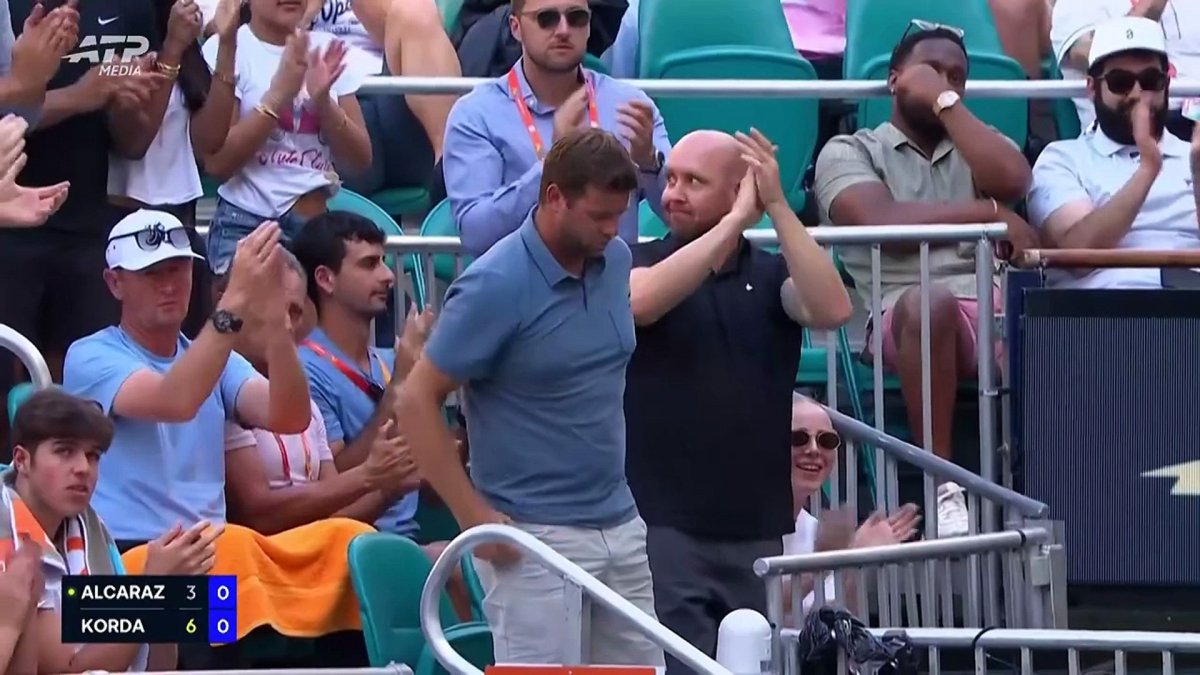 Carlos Alcaraz părăsește Miami Open după o nouă eliminare ambigue Carlos Alcaraz nu reușește să își repete performanța istorică de anul trecut la Miami Open