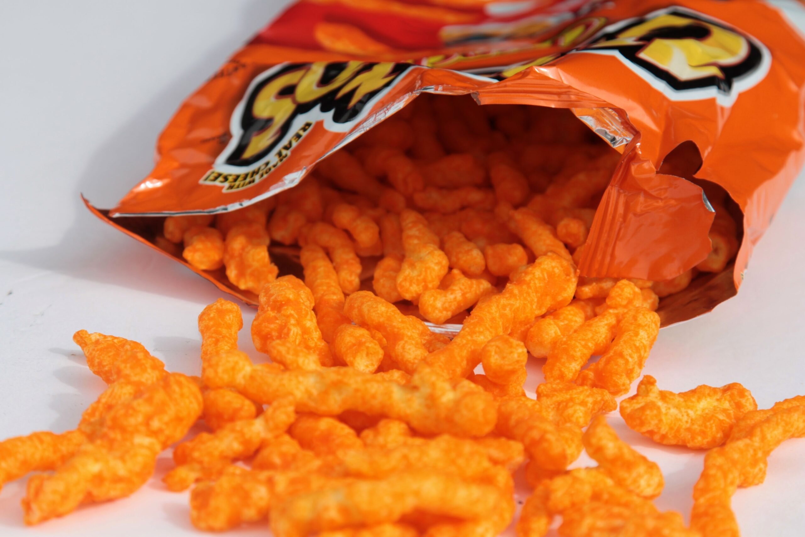 Aditivii din alimentele procesate, precum emulgatorii, coloranții sau îndulcitorii artificiali, nu sunt doar componente adăugate pentru a prelungi durata de viață sau pentru a îmbunătăți aspectul produselor, ci pot avea efecte profunde asupra sănătății intestinului