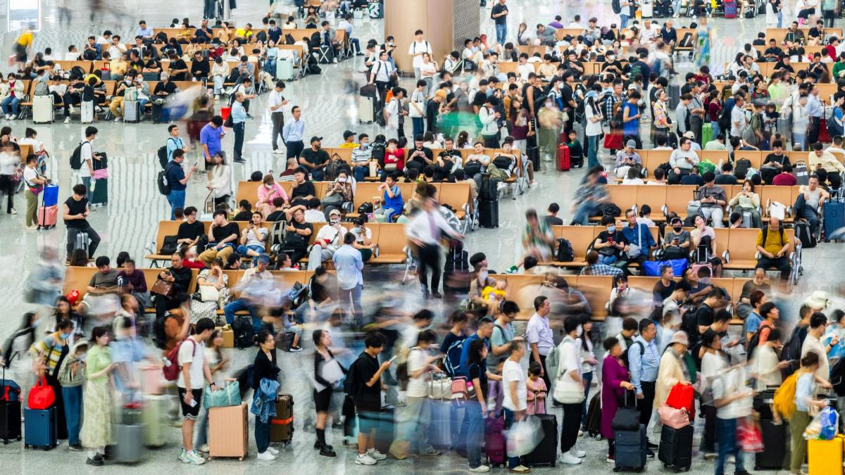 Zeci de mii de turiști rămași blocați în străinătate din cauza conflictului din Orientul Mijlociu se confruntă cu situații disperate și cheltuieli imense, în contextul în care călătoriile aeriene comerciale au fost grav afectate de restricțiile aeriene impuse de tensiunile din regiune