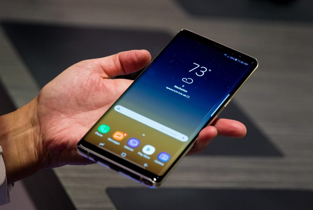 Pericolul ascuns al instalării aplicațiilor din surse necunoscute pe Android: cum să te protejezi eficient Pentru orice utilizator de smartphone cu Android, posibilitatea de a instala aplicații din afara magazinului Google Play poate părea o facilitate, dar ascunde un risc major pentru securitatea datelor personale și integritatea telefonului