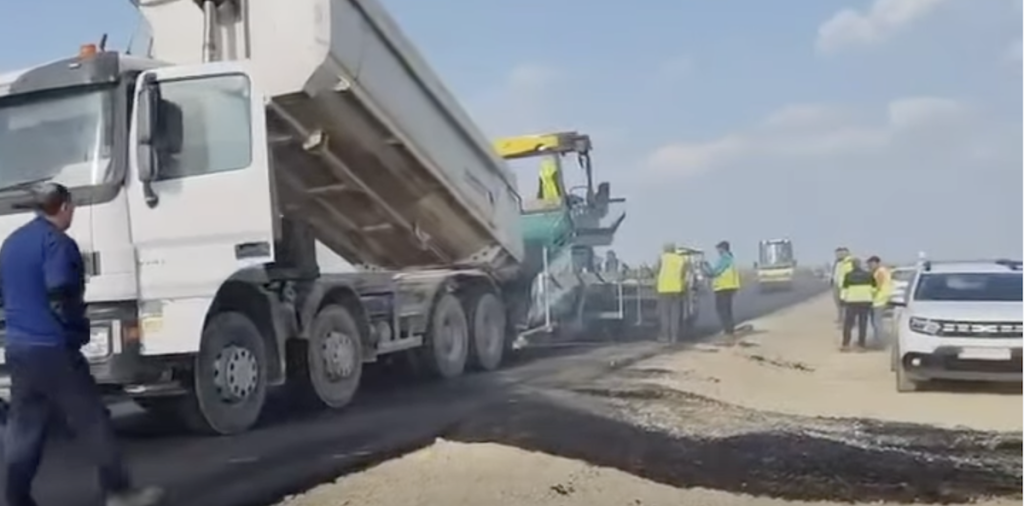 Lucrările la Autostrada București – Ploiești avansează cu rapiditate: asfaltul începe să prindă contur pe șantierul Lotului 1 Constructorii au reluat ritmul alert pe șantierul de la Autostrada București – Ploiești, proiect de infrastructură vital pentru dezvoltarea zonei Capitalei