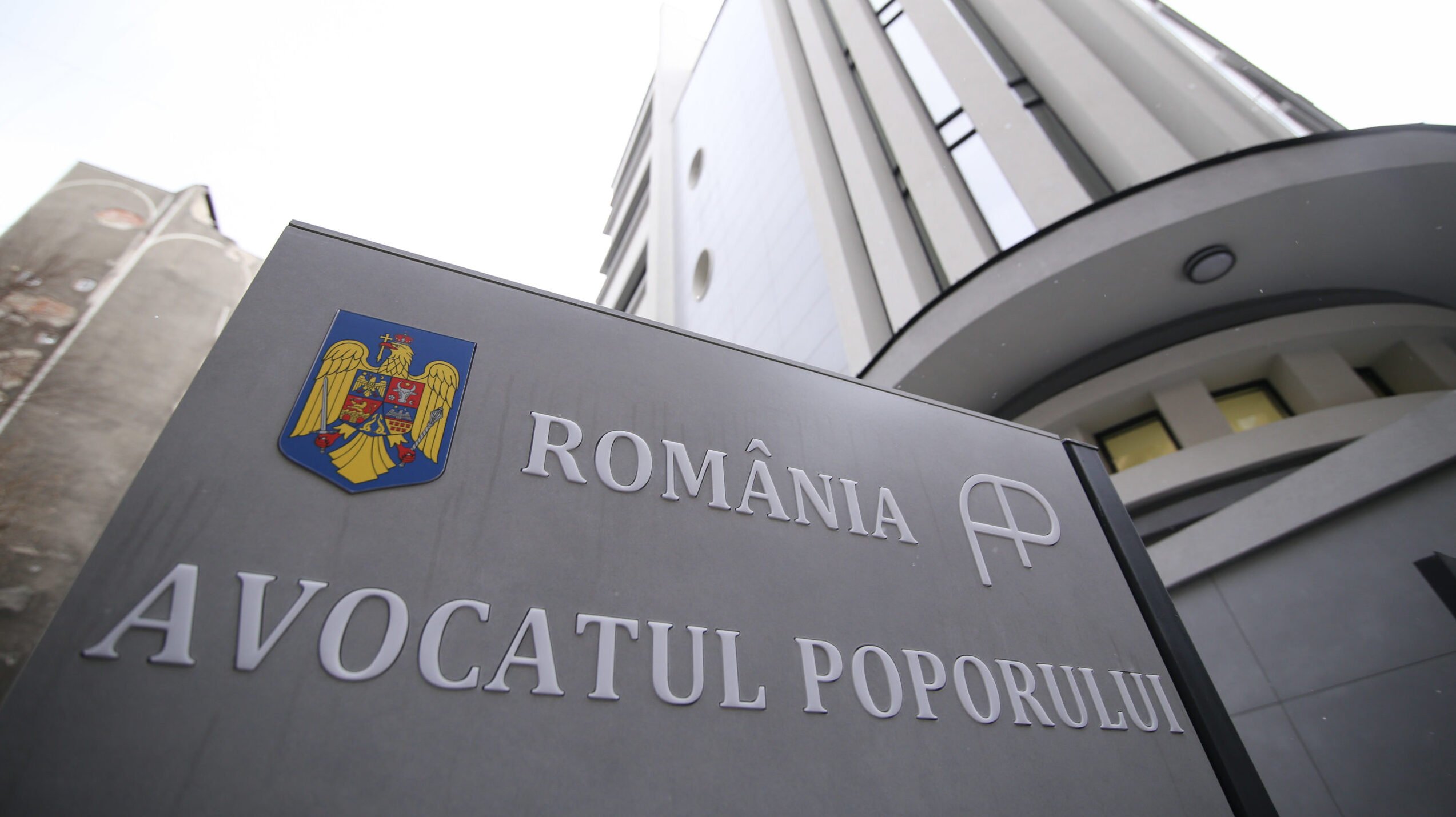 Avocatul Poporului contestă la CCR ordonanța privind reducerea posturilor din administrație