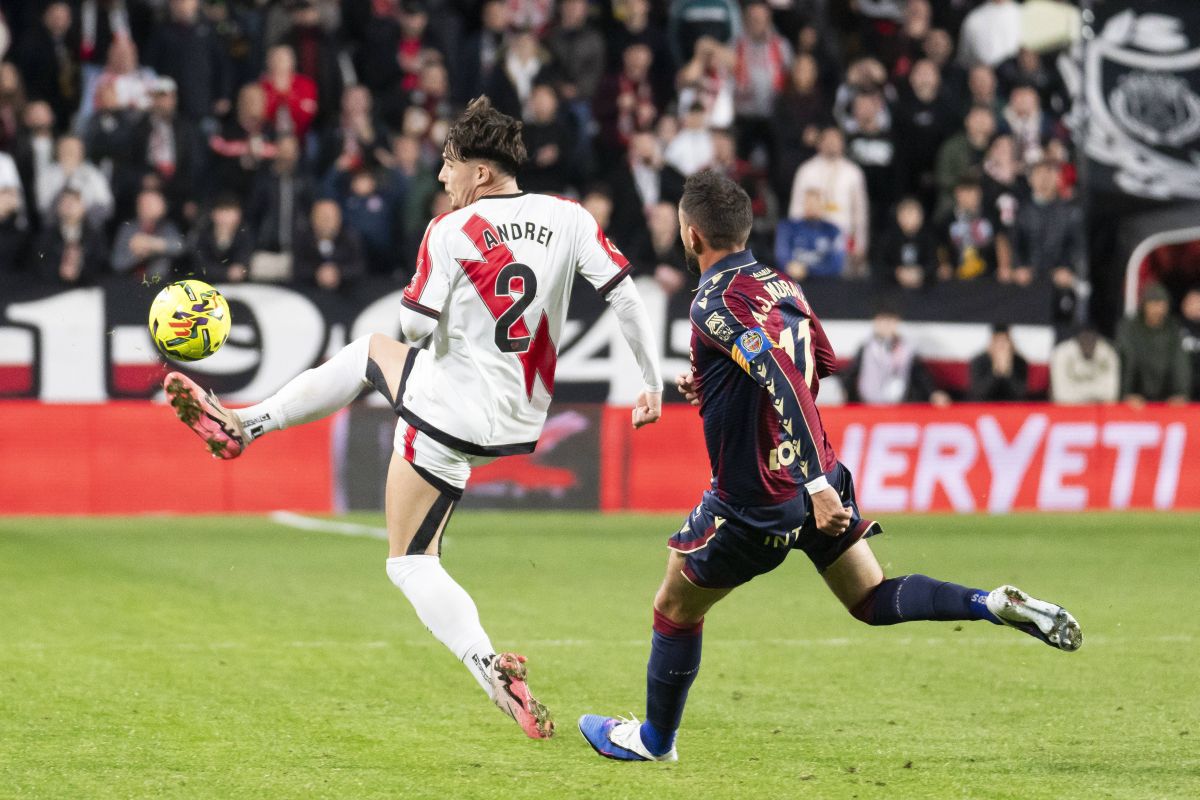 Rayo Vallecano a obținut un punct important în lupta pentru evitarea retrogradării, după un meci disputat în La Liga împotriva echipei Levante, scor 1-1, într-o partidă încărcată de controverse
