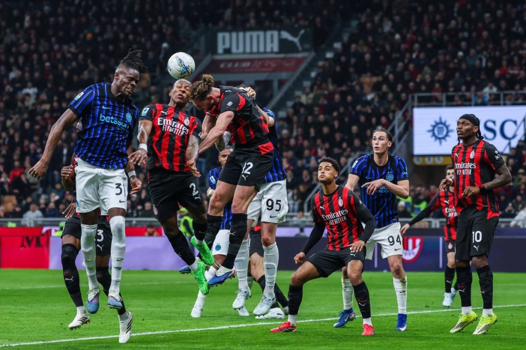 AC Milan și Inter se duelează duminică seara pe stadionul „Giuseppe Meazza” în cadrul unui derby plin de încărcătură, unde orice rezultat ar putea infuencea decisiv cursa pentru titlu în Serie A