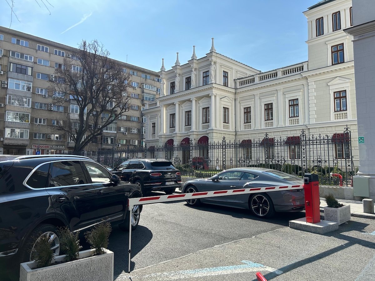 Proprietarii Palatului Știrbey contestă acuzațiile Primăriei și iau poziție publică în disputa legată de barierele montate parțial pe domeniul public de pe Calea Victoriei