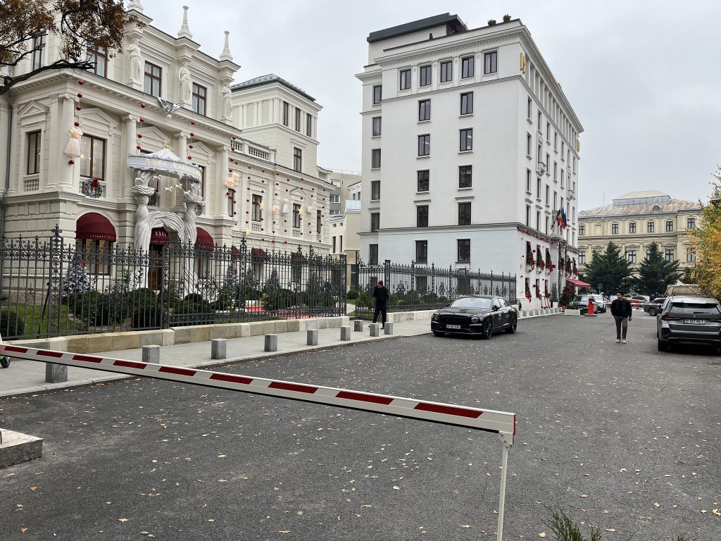 Proprietarii Palatului Știrbey, de pe Calea Victoriei, au reușit să transforme o parcare publică în una privată, un gest care a stârnit controverse și reacții dure din partea autorităților și a vocii publice