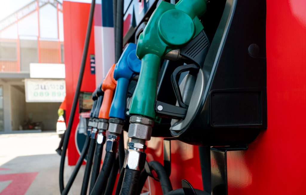Prețurile petrolului au atins niveluri record pentru anul 2024, în contextul escaladării tensiunilor din Orientul Mijlociu, iar reacția piețelor financiare a fost rapidă și accentuată