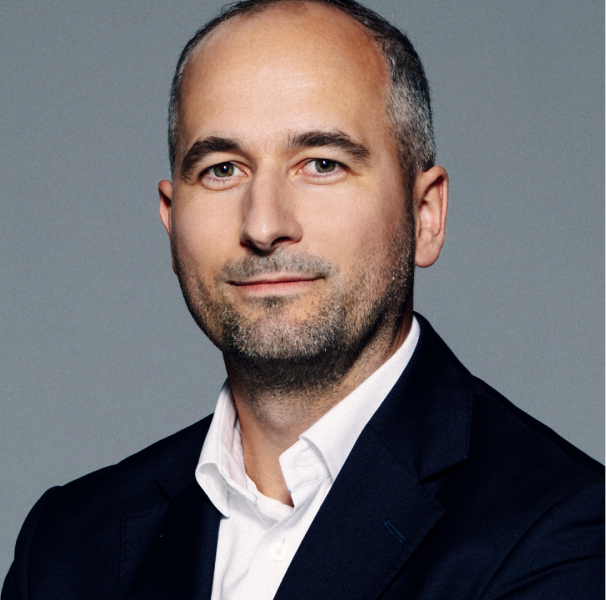 bartosz-kwiatkowski-303x345.png - StiriAlese