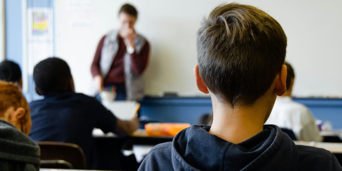 batch_Elev-Singur-Banca-Ore-Curs-Baiat-Spate-Back-Profesor-Tabla-Predare-Alone-taylor-flowe-4nKOEAQa.jpeg - StiriAlese