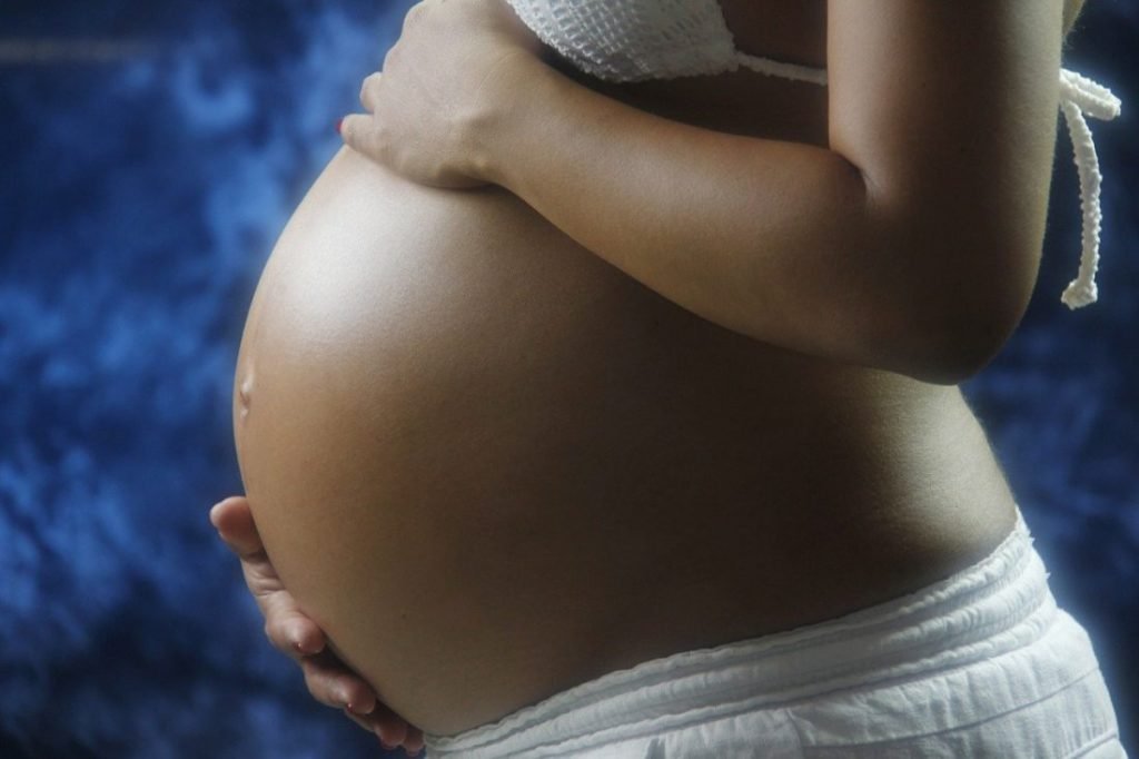 Expunerea la anumite substanțe chimice în timpul sarcinii poate avea consecințe pe termen lung asupra descendenților, arată cele mai recente cercetări în domeniu