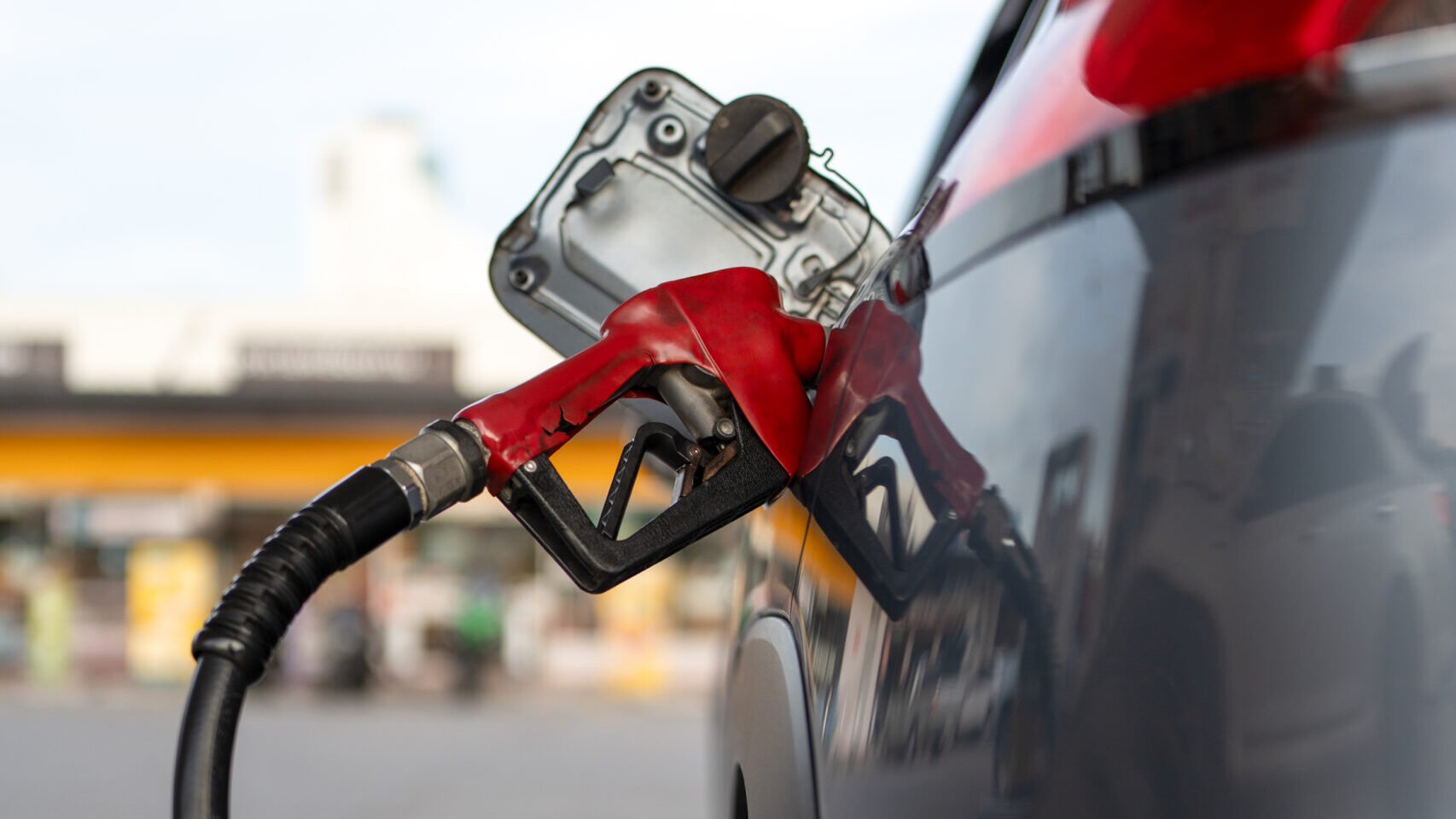 Scumpirea carburanților în România, legată de tensiunile din Orientul Mijlociu, a devenit un subiect de interes atât pentru consumatori, cât și pentru oficiali