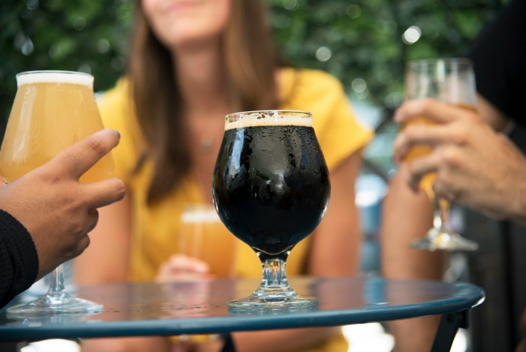 De ce alcoolul afectează mai grav femeile decât bărbații