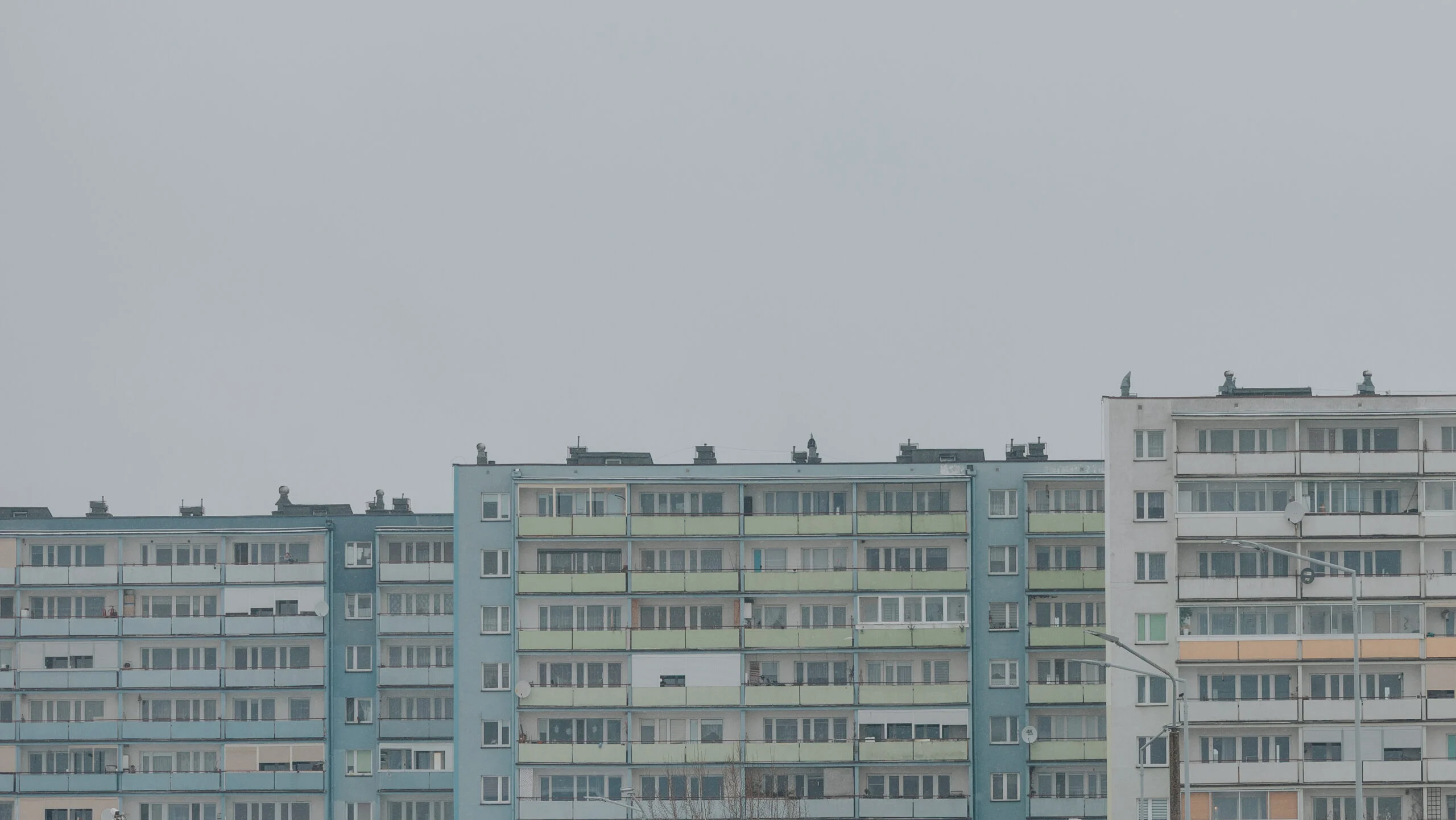 Mulți proprietari de apartamente aud lunar termeni precum „cheltuială la cotă” pe lista de întreținere, însă puțini cunosc exact semnificația și modul de calcul al acestora