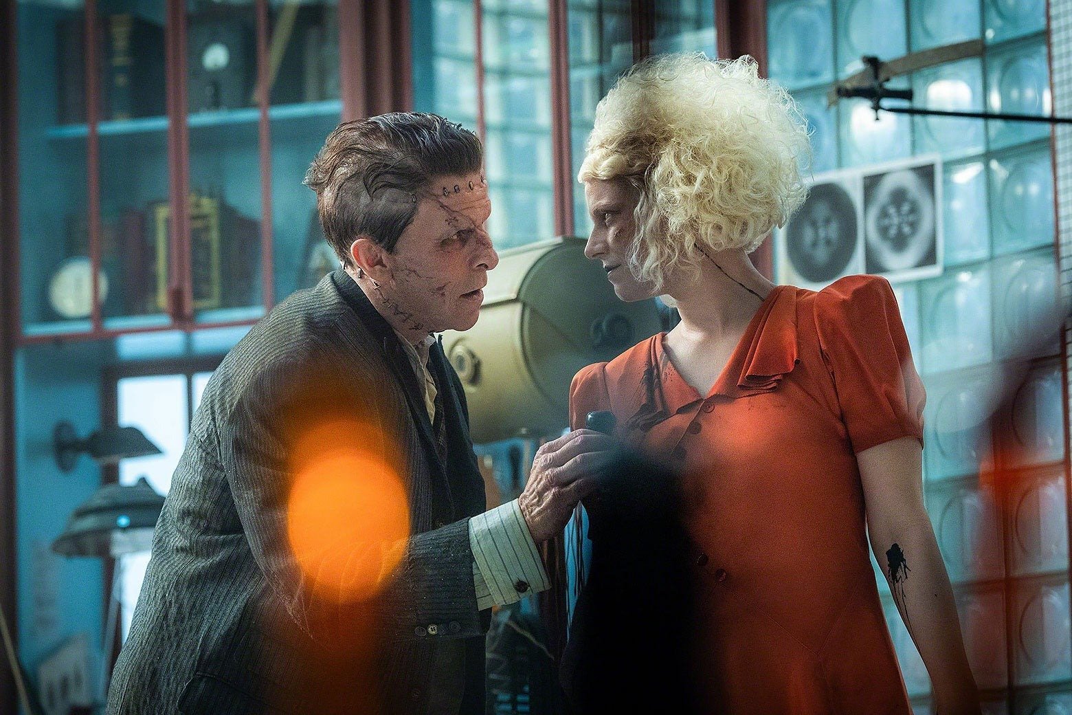 Jessie Buckley strălucește în filmul „Bride!”, dar acest succes nu e suficient pentru a salva un proiect cinematografic marcat de incoerențe și supraîncărcare de idei