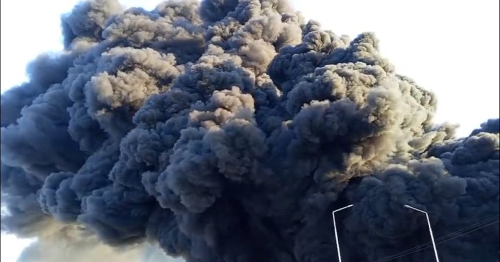 Un incendiu de proporții a izbucnit miercuri dimineață la o fabrică de polistiren din municipiul Arad, provocând o reacție rapidă din partea autorităților și pompierilor