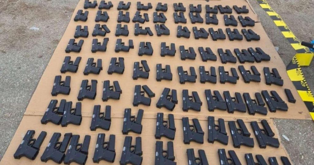 Captură masivă la Calafat: peste 100 de pistoale, țigarete și încărcătoare confiscate