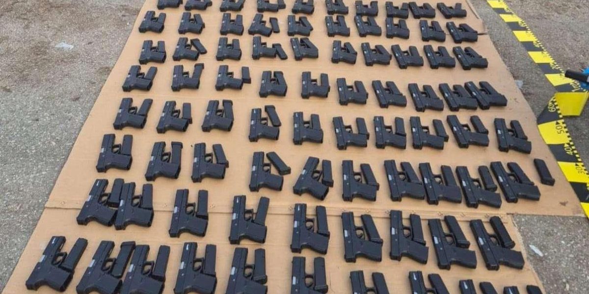 Captură masivă la Calafat: peste 100 de pistoale, țigarete și încărcătoare confiscate