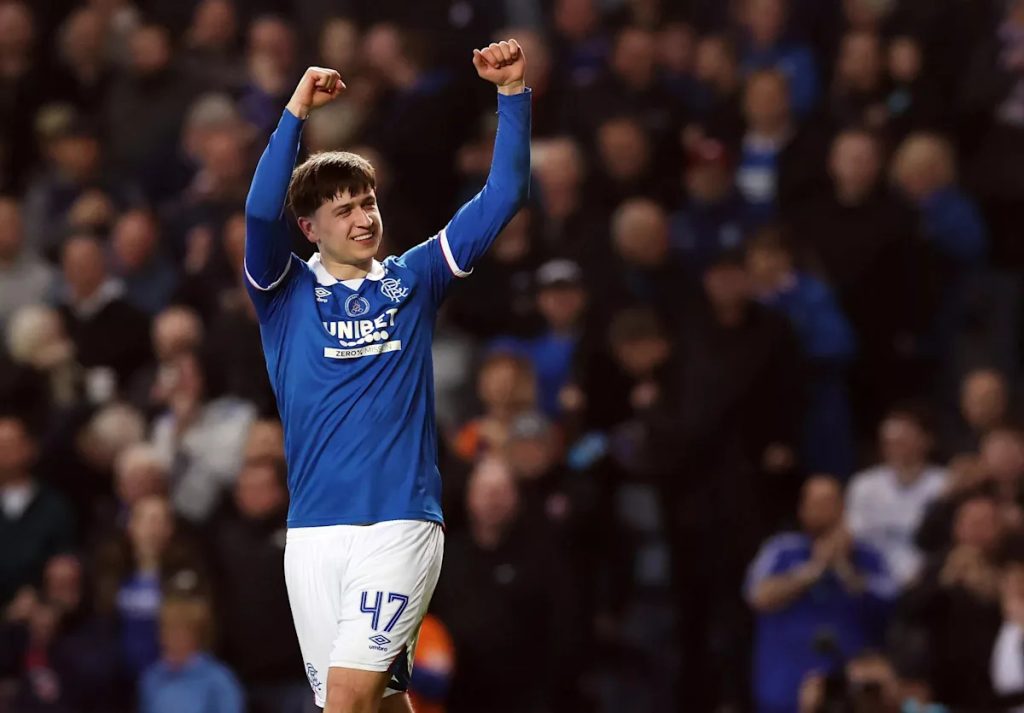 Glasgow Rangers păstrează visele la titlu în circuit după o victorie 4-1 contra Aberdeen pe Ibrox Glasgow Rangers au obținut o victorie esențială, scor 4-1, în fața propriilor susținători, într-un meci din Premiership care menține speranțele echipei de a câștiga campionatul Scoției
