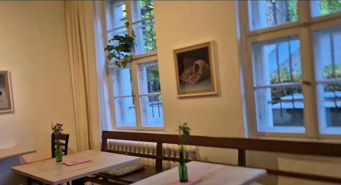 Originea neașteptată a cafenelelor de pe morminte și modul în care acestea devin o parte esențială a vieții comunitare din Berlin În inima capitalei germane, un fenomen puțin obișnuit captează atenția locuitorilor și a vizitatorilor deopotrivă: cafenele deschise chiar în interiorul cimitirelor