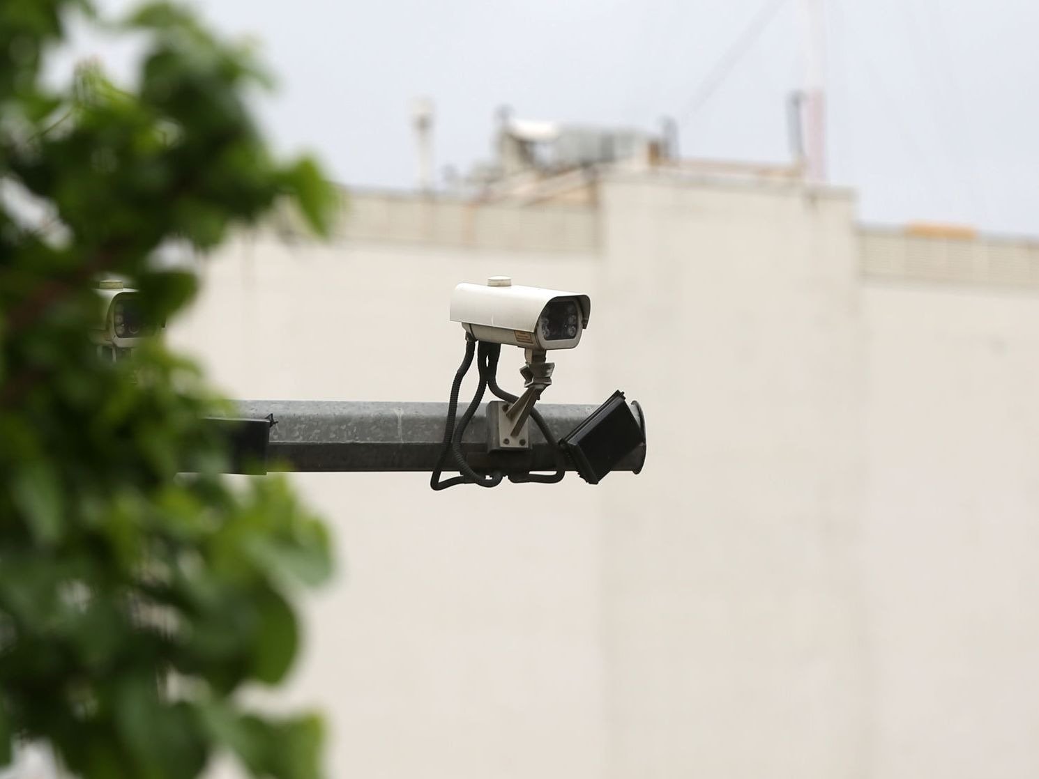 Camerele de supraveghere, odată percepute ca instrumente de siguranță pentru locuințe, magazine sau clădiri de birouri, au devenit, în actualul context geopolitic, un nou front în războiul cibernetic dintre Iran și Israel