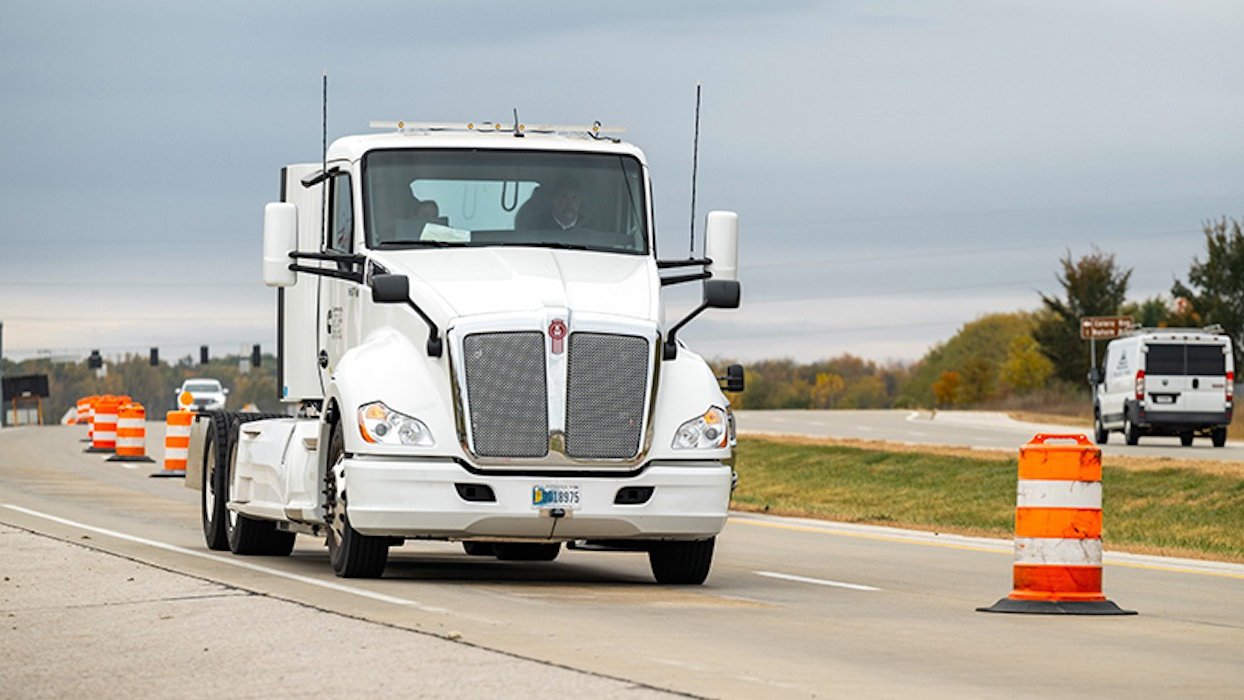 Dezacordul dintre costurile inițiale și beneficiile pe termen lung ale camioanelor electrice devine tot mai vizibil odată cu evoluția pieței și a tehnologiei