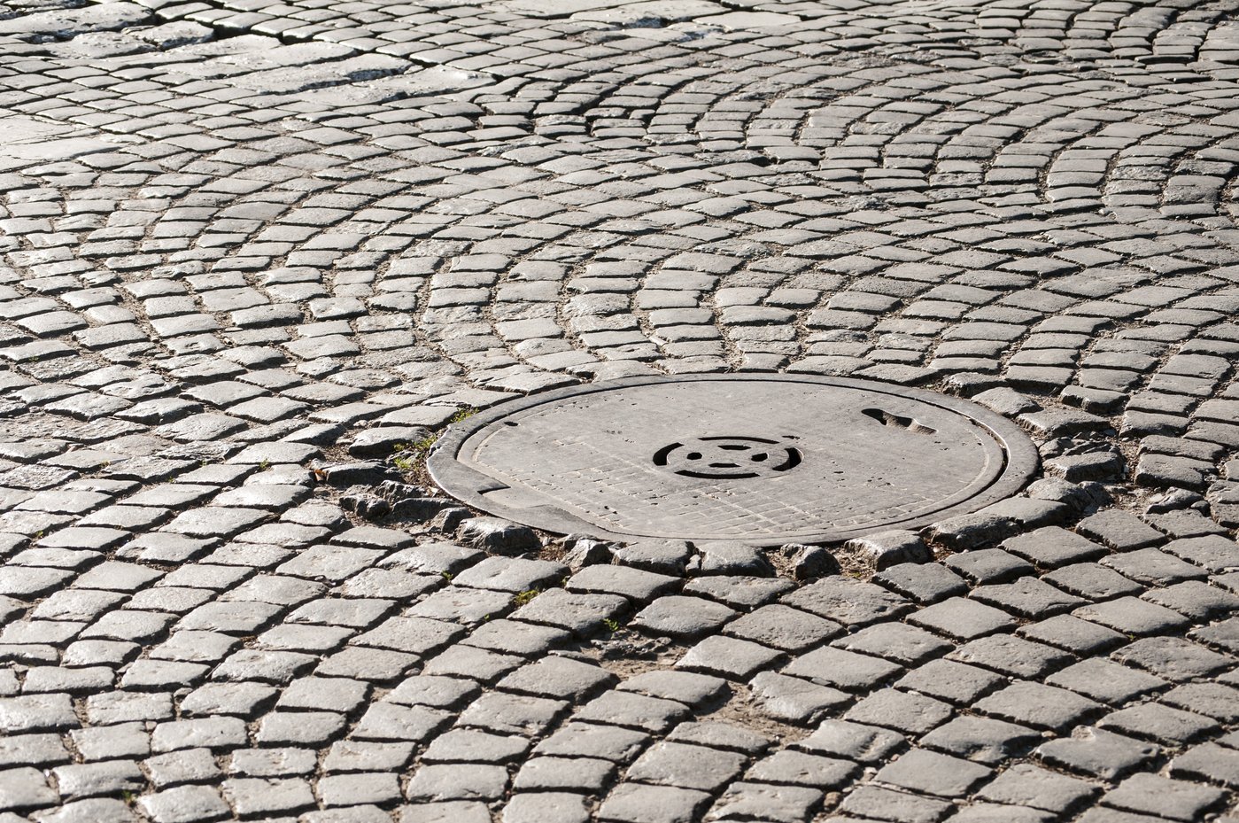 Capacele de canalizare, de multe ori considerate simple elemente de infrastructură, ascund un întreg univers de simboluri și coduri menite să faciliteze întreținerea și gestionarea rețelelor subterane ale orașelor