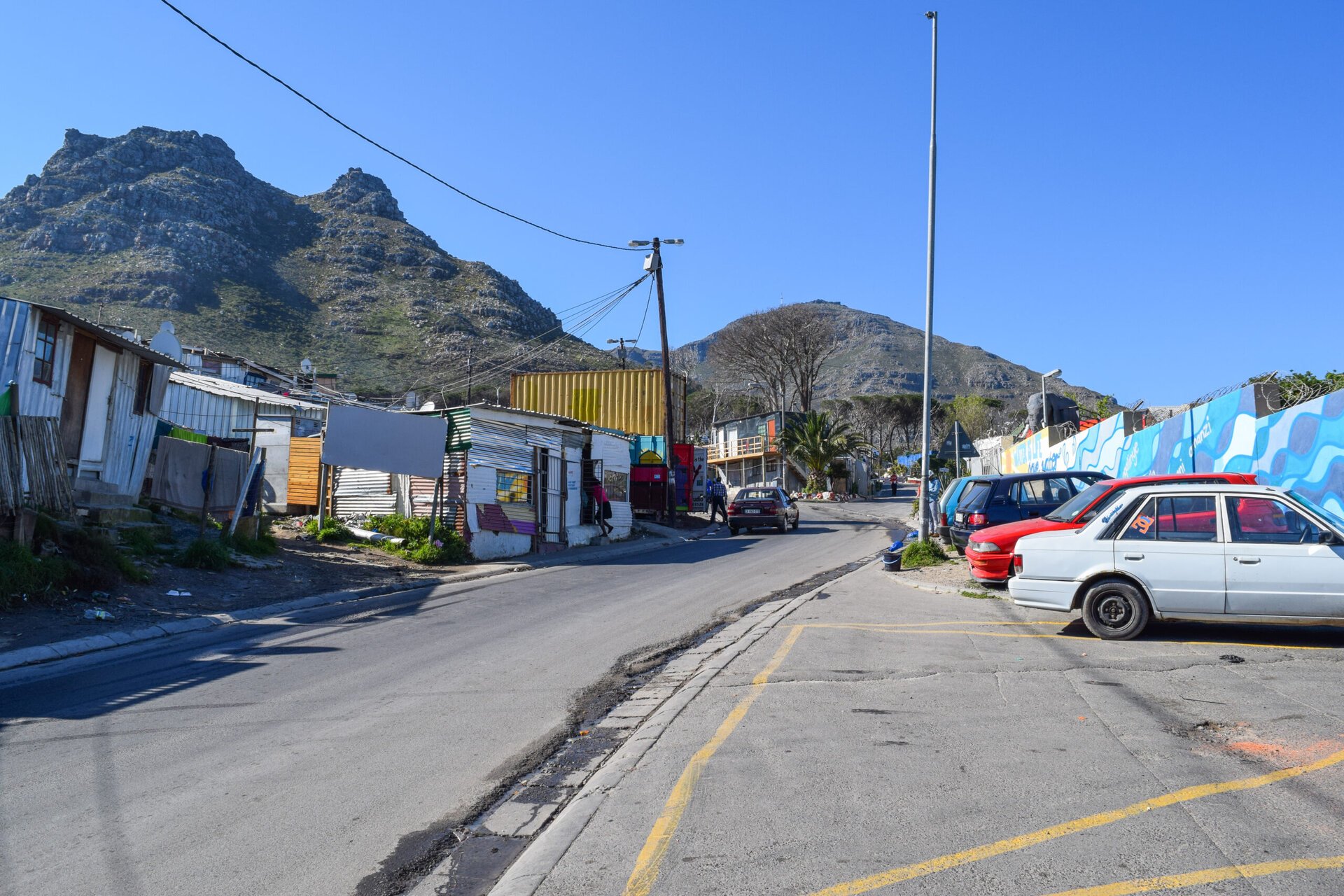 Orașele umbrei: destinații turistice și cartiere periculoase, unde experiența autentică poate deveni o aventură extremă Într-o lume în care locul unde călătorim a devenit la fel de important precum destinația în sine, există zone care îți pot transforma vacanța într-un coșmar, chiar dacă sunt pretabile pentru un turism “extrem”