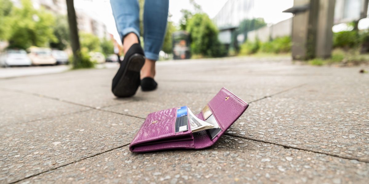 card-pierdut-card-bancar-portofel-pierdut-bani-pierduti-furt-de-card-furt-de-bani-furt-portofel-e177.jpeg - StiriAlese