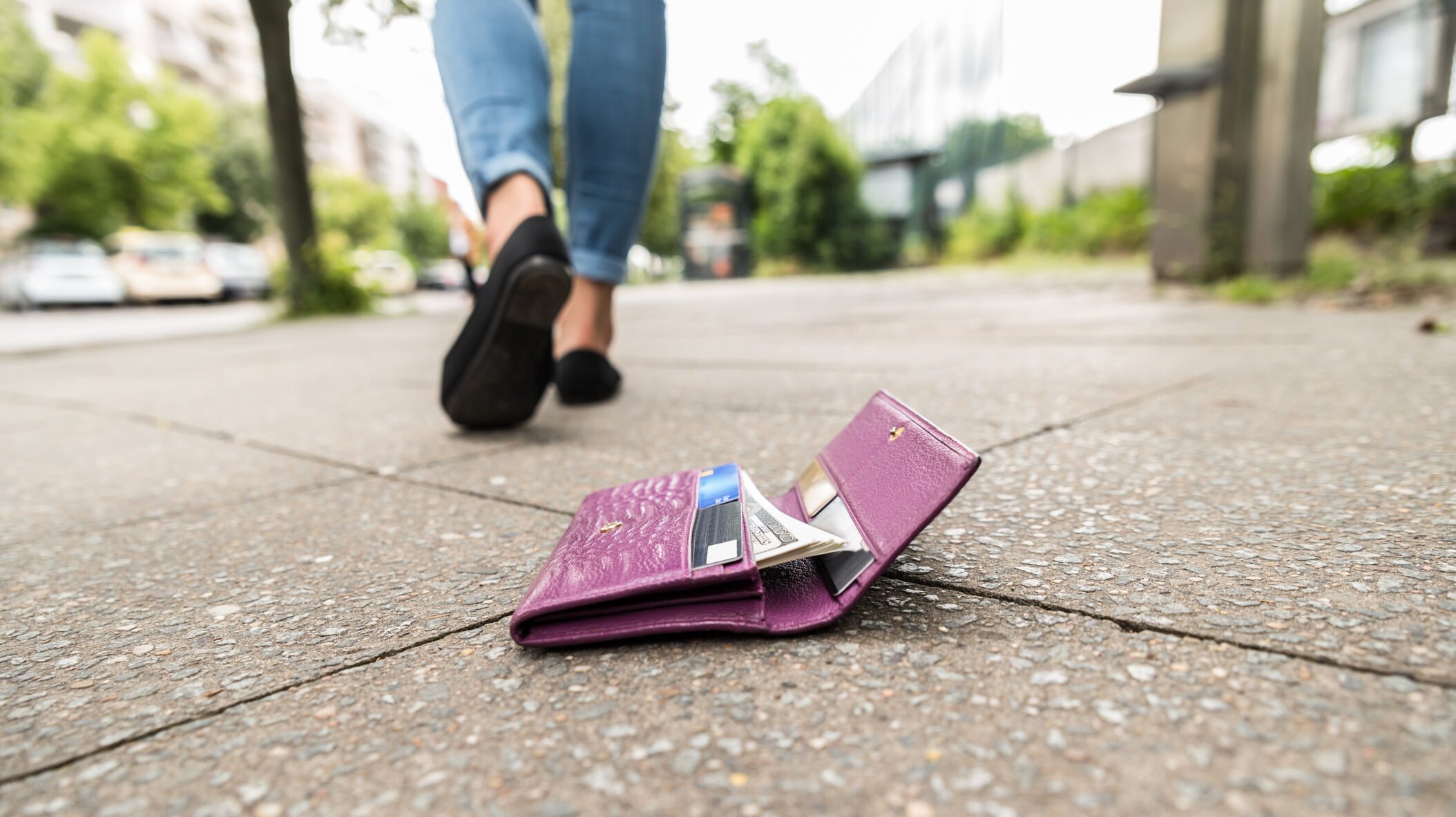 Femeie din Aiud a fost implicată într-un scandal după ce a folosit un card bancar găsit pe stradă pentru retrageri de numerar, încălcând astfel legea și normele de etică ale societății