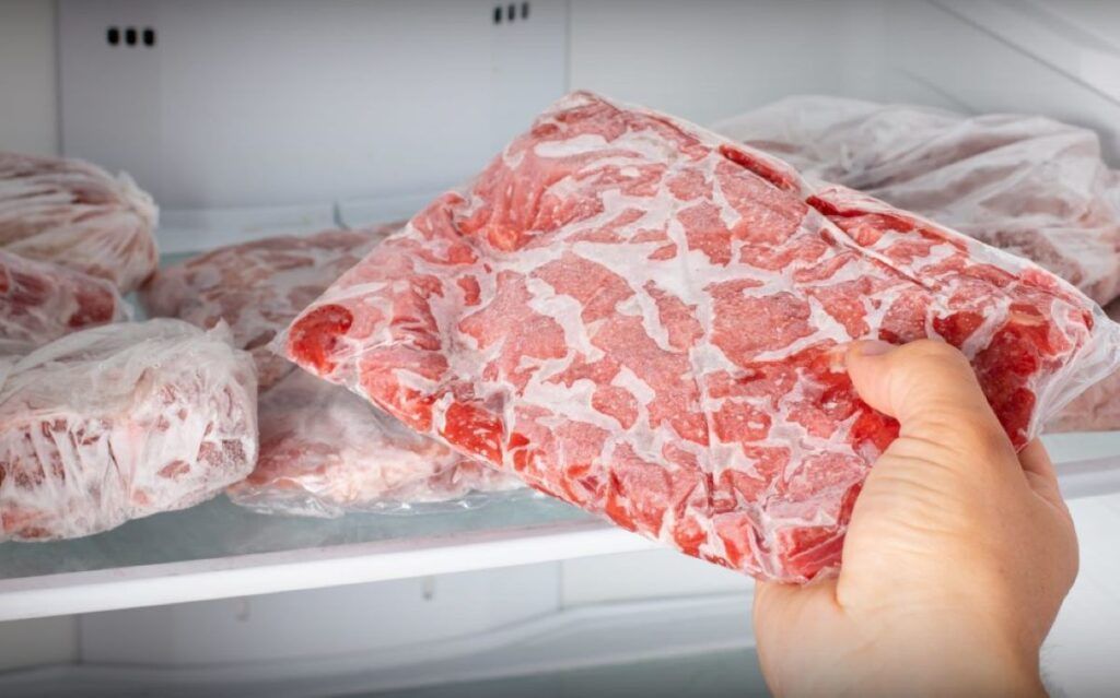 Alerta privind carne din Brazilia: românii riscă să consume produse cu hormoni interziși în UE Îngrijorarea privind siguranța alimentelor ajunge în val de alarmă în România, odată cu avertismentul fostului ministru al Muncii, Marius Budăi, care susține că românii ar putea consuma carne provenită din Brazilia, conținând substanțe hormonale interzise în Uniunea Europeană