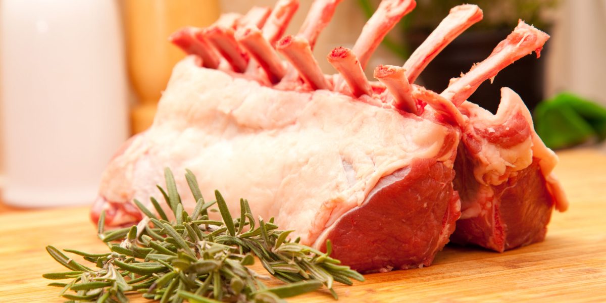 Prețurile la carne de miel de Paște 2026: supermarketuri și piețe, creșteri față de 2025