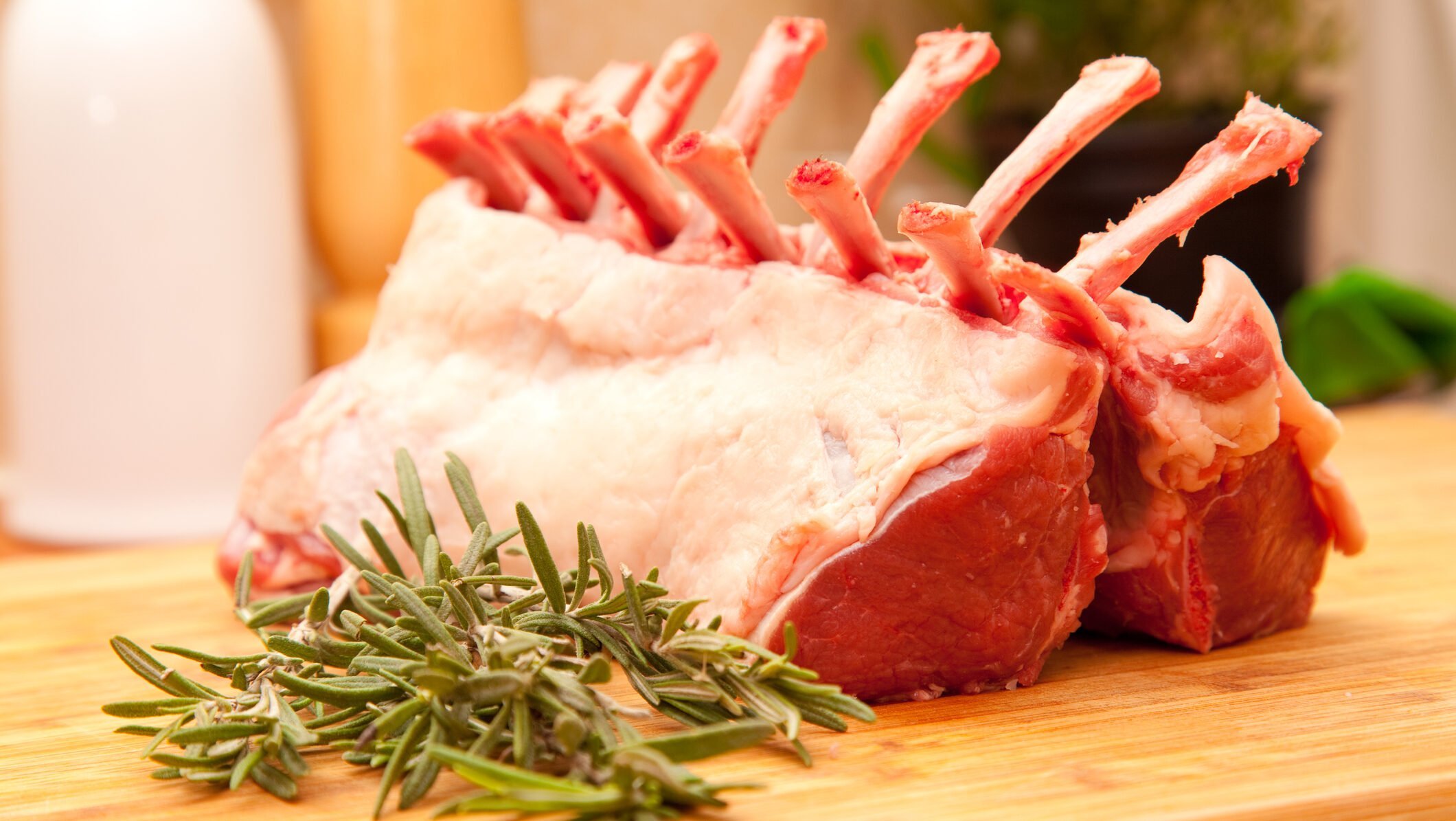 Prețurile la carne de miel de Paște 2026: supermarketuri și piețe, creșteri față de 2025