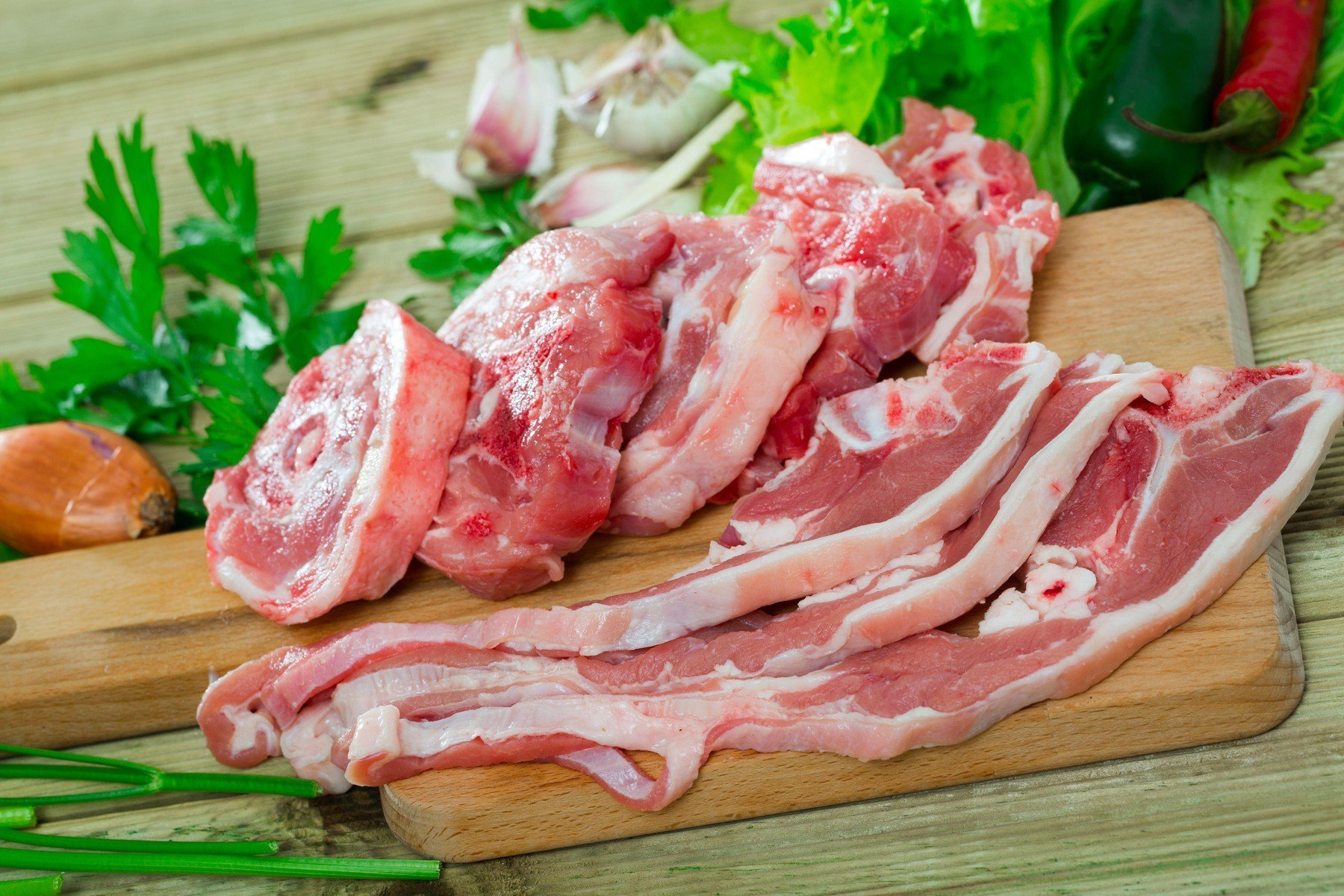 Prețurile la carne de miel înregistrează o scădere semnificativă față de anul trecut, însă diferențele regionale și costurile de distribuție continuă să modeleze piața