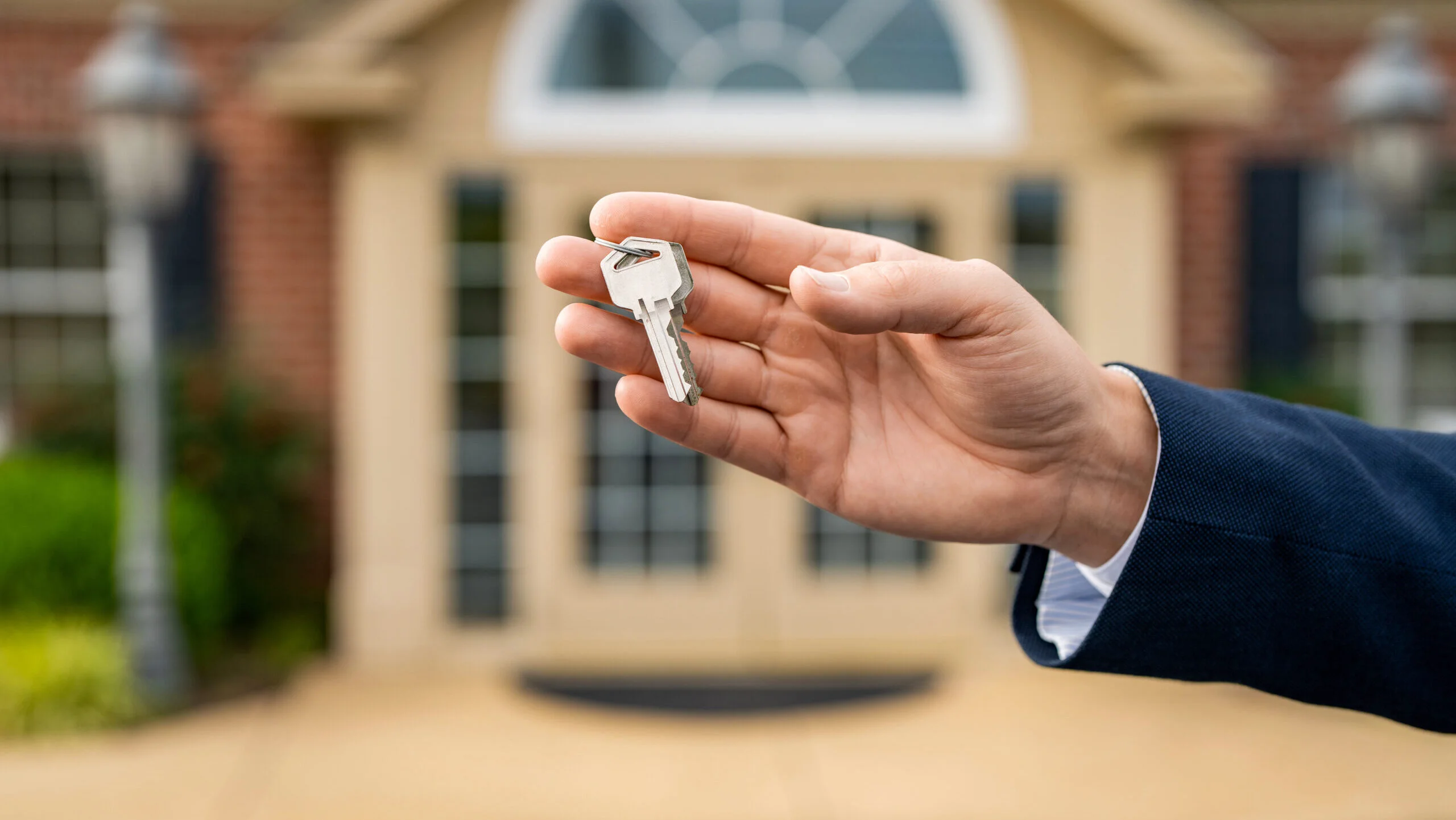 Uzucapiunea, procesul prin care se poate obține dreptul de proprietate asupra unui bun prin posesie îndelungată, revine în actualitate în contextul legislației românești