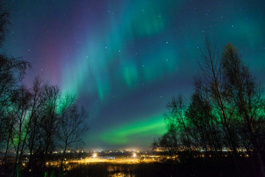 O furtună geomagnetică de intensitate moderată se apropie de Europa și poate aduce modificări spectaculoase pe cer, dar și perturbări tehnice