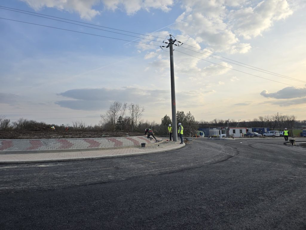 Primul strat de asfalt a fost turnat recent pe primul tronson din Centura Brănești, fiid anunțul făcut de Irinel Ionel Scrioșteanu, secretar de stat în Ministerul Transporturilor