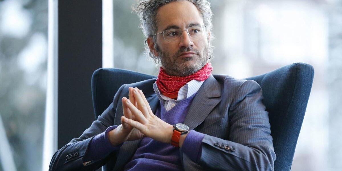 CEO-ul Palantir avertizează că firmele AI pot fi naționalizate dacă nu sprijină armata SUA