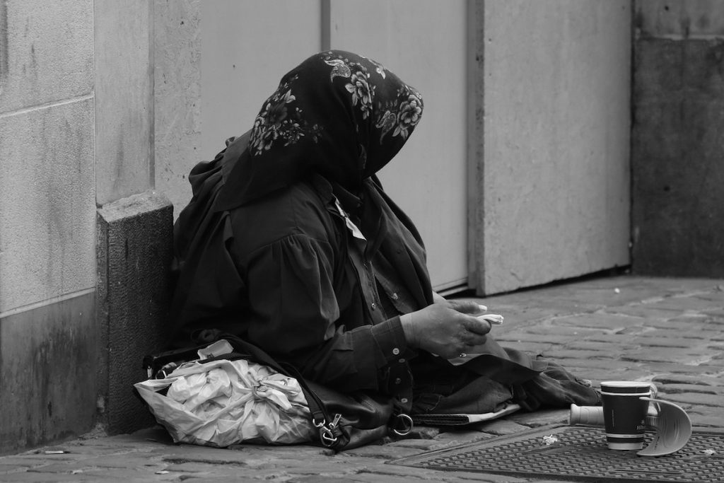 Franța, în criză de imagine europeană: Comitetul de experți al Consiliului Europei contestă politicile anti-cerșetorie ale primarilor francezi Situație controversată în Franța, unde măsurile de combatere a cerșetoriei, implementate de anumite administrații locale, au primit recent un aviz critic din partea experților europeni
