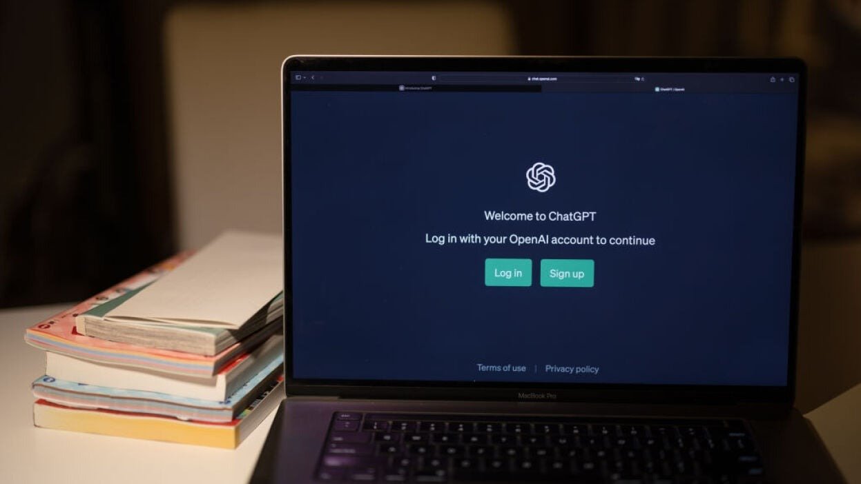 New York vrea să reglementeze utilizarea chatboților AI în domenii sensibile Autoritățile din New York plănuiesc să impună restricții stricte asupra utilizării chatboților cu inteligență artificială, în special în domenii în care greșelile pot avea consecințe grave