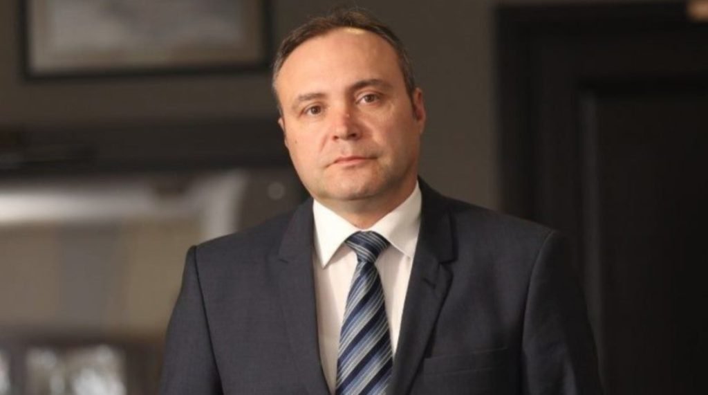 Prețul carburanților în România nu mai poate fi explicat doar prin fluctuațiile pieței internaționale, ci devine, tot mai evident, o chestiune de politică fiscală