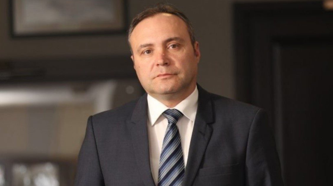 Prețul carburanților în România nu mai poate fi explicat doar prin fluctuațiile pieței internaționale, ci devine, tot mai evident, o chestiune de politică fiscală