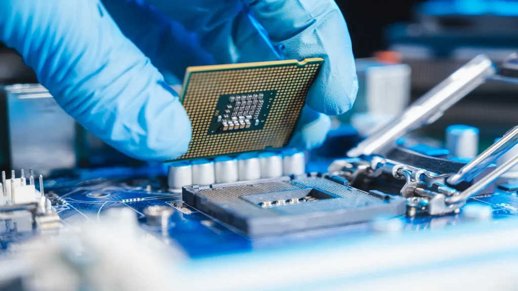 Un nou tip de cip fotonic, capabil să efectueze calcule în trilionimi de secundă și să reducă semnificativ generarea de căldură, promite să revoluționeze lumea hardware-ului dedicat inteligenței artificiale