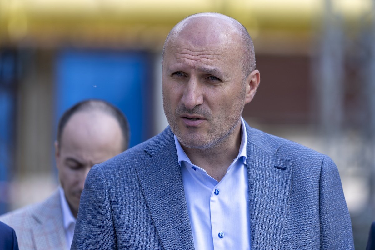 Directorul ELCEN, trimis în judecată pentru corupție, poate reveni la conducere și scapă de interdicția de plecare din țară