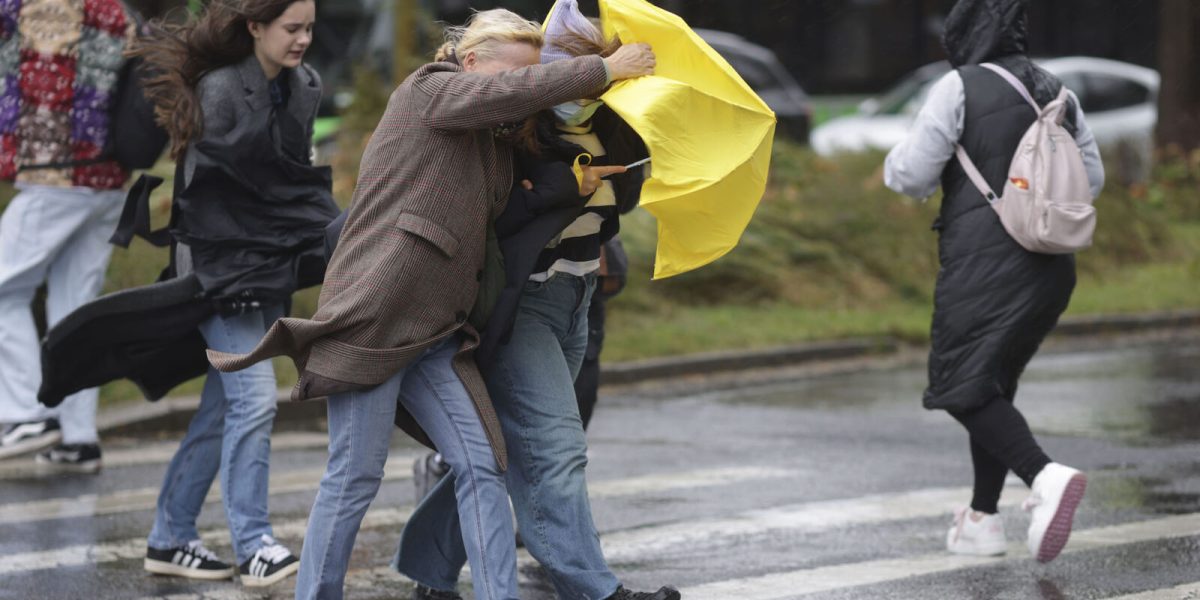 Vânt puternic în București: rafale de până la 65 km/h, cod galben