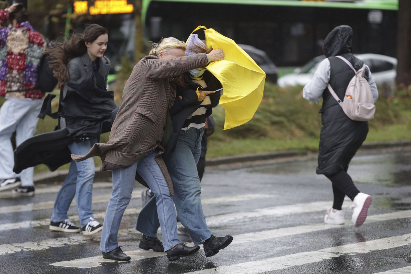 Vântul puternic anunțat de meteorologi va agita astăzi Bucureștiul și zonele din apropiere, fiind emis un cod galben care vizează mai multe județe din țară, inclusiv capitala
